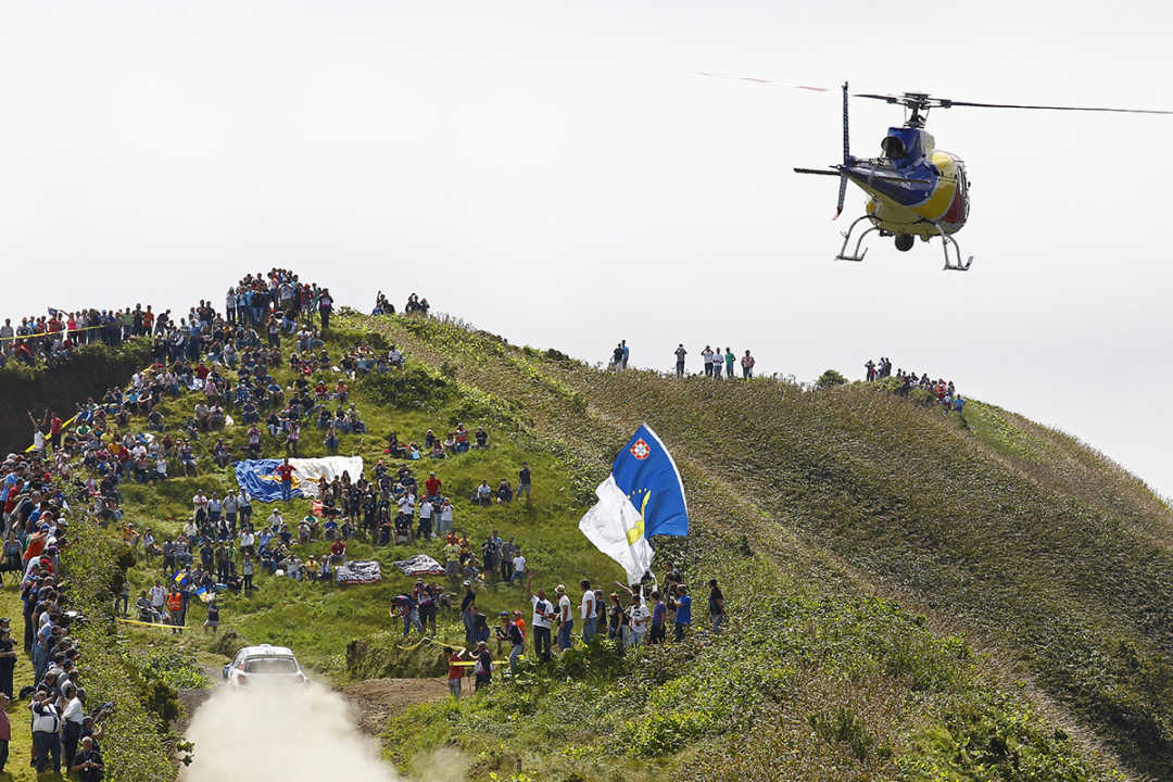 Vídeo: El difícil trabajo de conseguir imágenes aéreas de un rallye